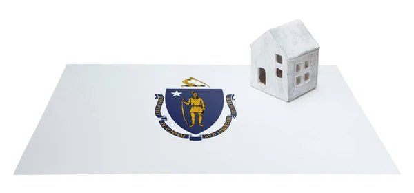 Pequeña casa en una bandera - Massachusetts —  Fotos de Stock