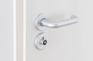 Krom doorhandle ile beyaz kapı