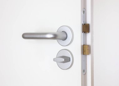 Krom doorhandle ile beyaz kapı