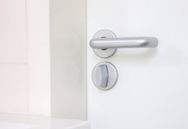 Krom doorhandle ile beyaz kapı