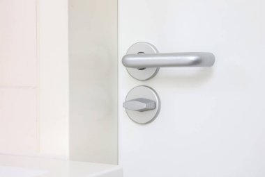 Krom doorhandle ile beyaz kapı