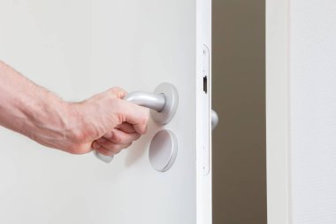 Krom doorhandle ile beyaz kapı