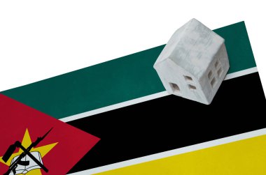 Bir bayrak - Mozambik üzerinde küçük ev