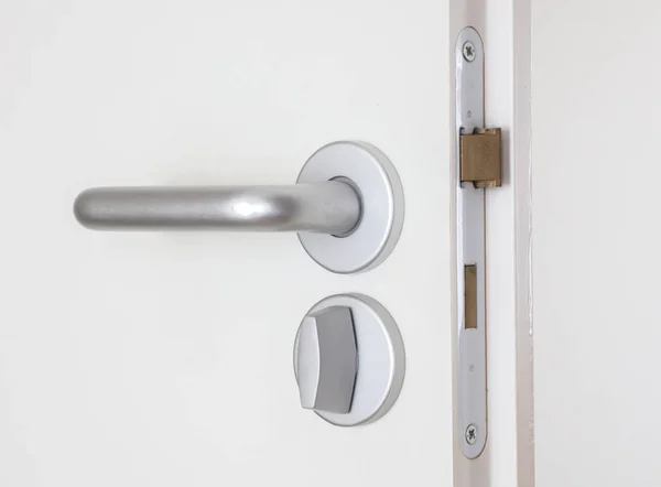 Vit dörr med krom dörrhandtag — Stockfoto