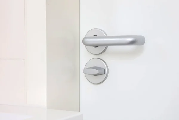 ประตูสีขาวพร้อมที่จับประตูโครเมี่ยม — ภาพถ่ายสต็อก