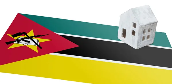 La casita sobre la bandera - Mozambique — Foto de Stock