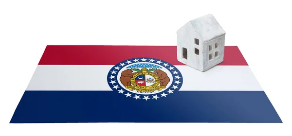 Pequeña casa en una bandera - Missouri — Foto de Stock