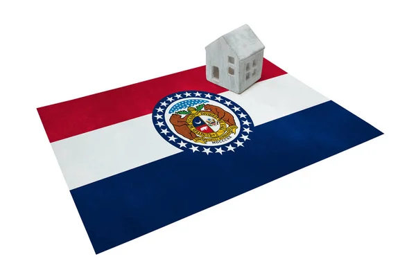 Маленький дом на флаге - Миссури — стоковое фото