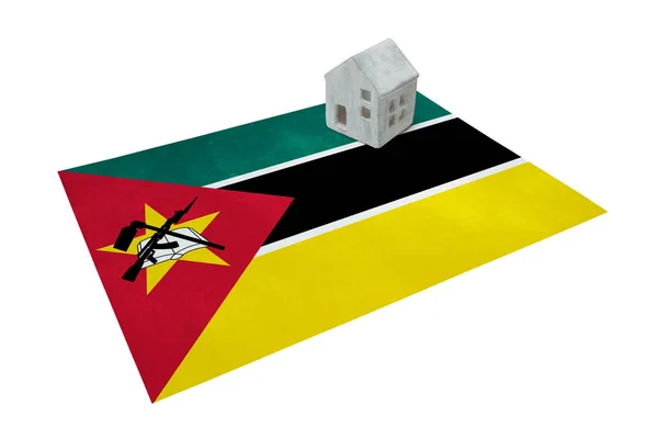 Litet hus på en flagga - Moçambique — Stockfoto