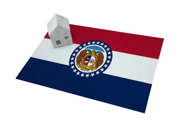 Pequeña casa en una bandera - Missouri — Foto de Stock