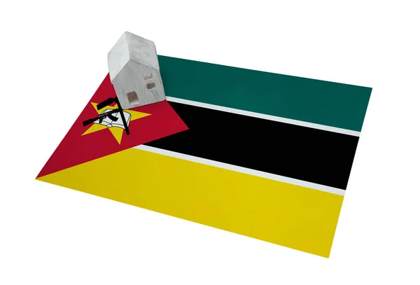 Häuschen auf einer Fahne - mosambik — Stockfoto