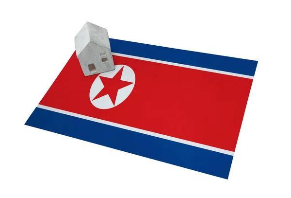 Pequena casa em uma bandeira - Coreia do Norte — Fotografia de Stock