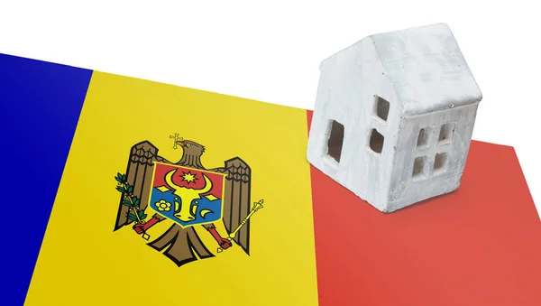 Litet hus på en flagga - Moldavien — Stockfoto