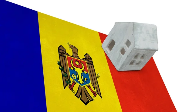 Litet hus på en flagga - Moldavien — Stockfoto