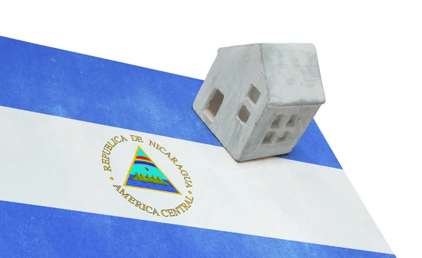 Pequeña casa con bandera - Nicaragua —  Fotos de Stock