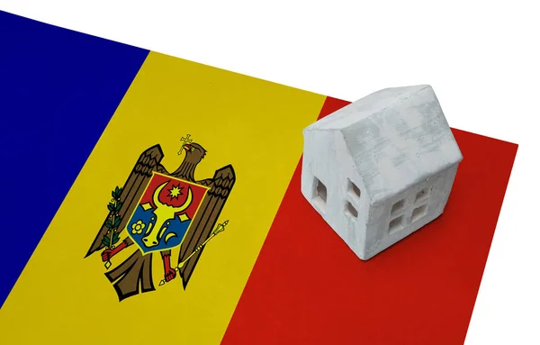 Pequena casa em uma bandeira - Moldova — Fotografia de Stock