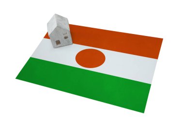 Bir bayrak - Nijer üzerinde küçük ev