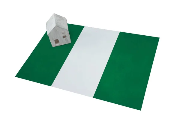 Bir bayrak - Nijerya üzerinde küçük ev — Stok fotoğraf