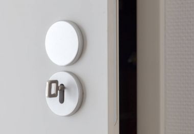 Krom doorhandle ile beyaz kapı