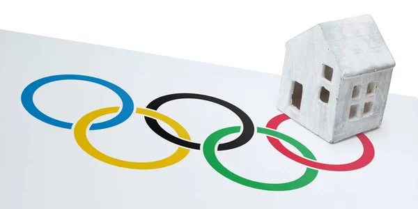 Litet hus på et flagg - Olympiske leker – stockfoto