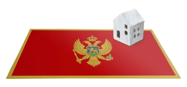 Huisje op een vlag - Montenegro — Stockfoto