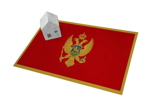 Piccola casa su una bandiera - Montenegro — Foto Stock