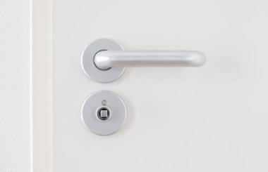 Krom doorhandle ile beyaz kapı