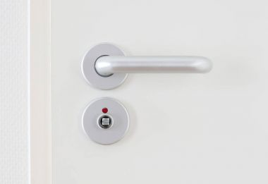 Krom doorhandle ile beyaz kapı