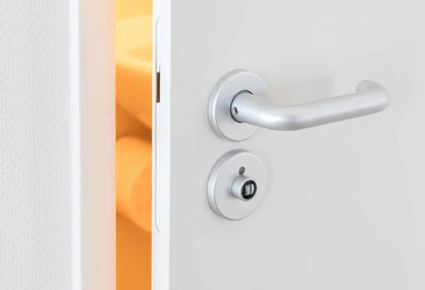 ประตูสีขาวพร้อมที่จับประตูโครเมี่ยม — ภาพถ่ายสต็อก