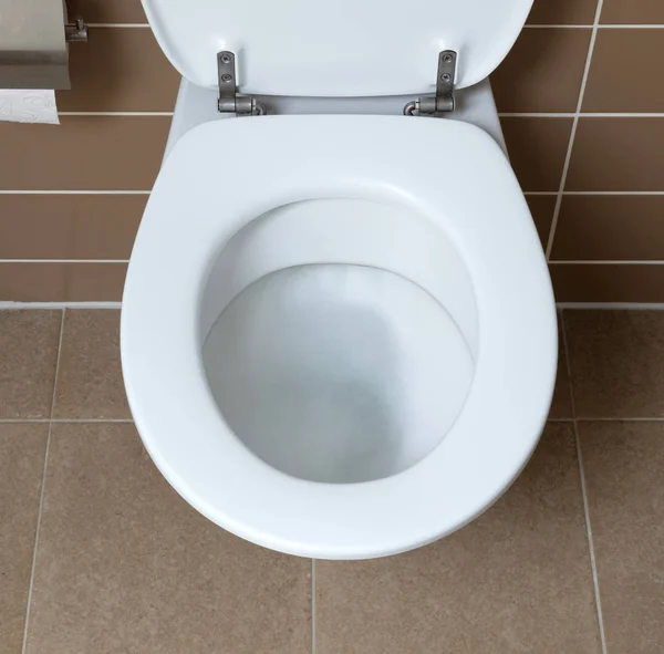 Білий унітаз у ванній кімнаті, змивання — стокове фото