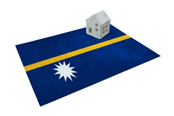 Bir bayrak - Nauru üzerinde küçük ev — Stok fotoğraf