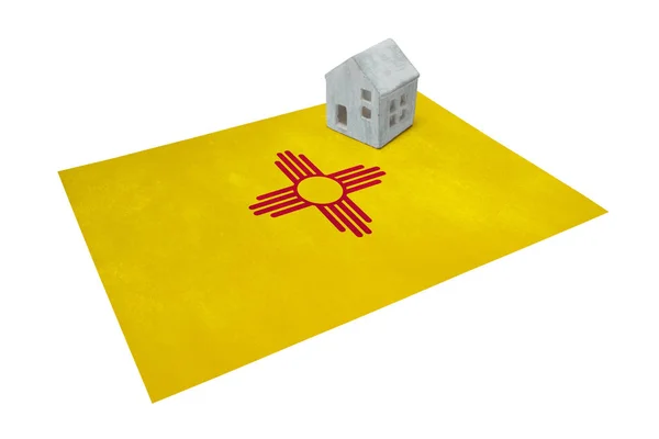 Pequeña casa en una bandera - Nuevo México — Foto de Stock