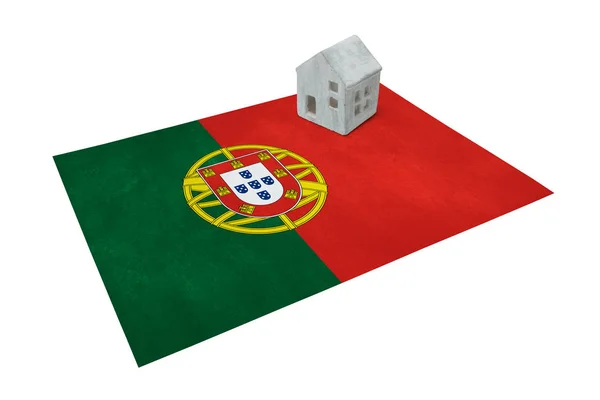 Bir bayrak - Portekiz üzerinde küçük ev — Stok fotoğraf