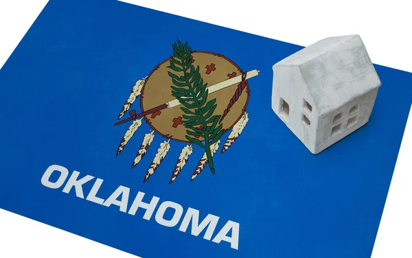 Petite maison sur un drapeau - Oklahoma — Photo