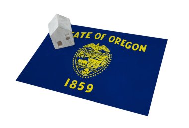 Bir bayrak - Oregon üzerinde küçük ev