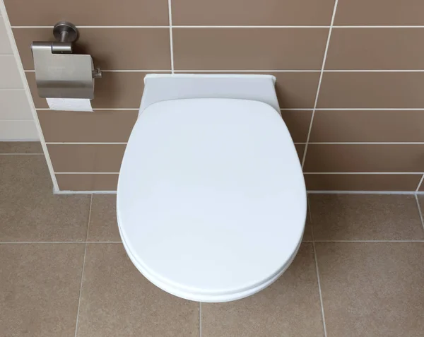 Witte toiletpot in de badkamer — Stockfoto