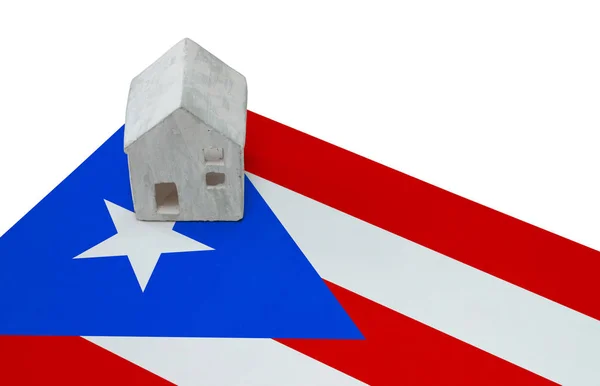 Pequeña casa en una bandera - Puerto Rico — Foto de Stock