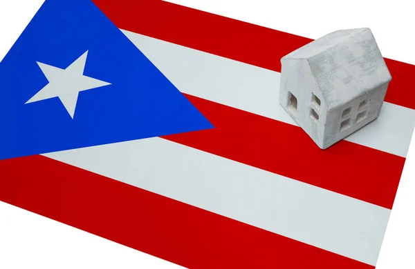 Casa pequena em uma bandeira - Porto Rico — Fotografia de Stock