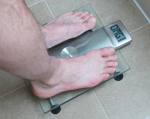 Los pies del hombre en la escala de peso - OMG — Foto de Stock