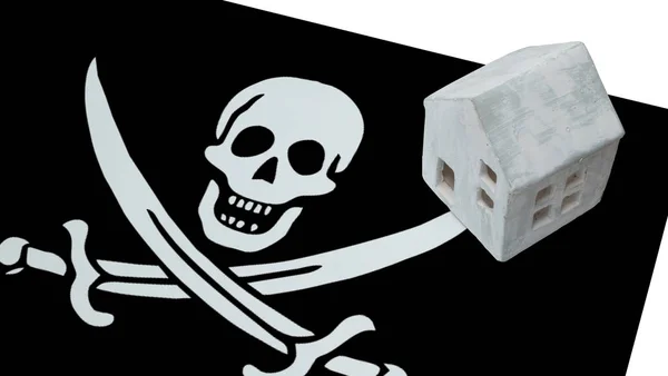 Piccola casa su una bandiera - Pirata — Foto Stock