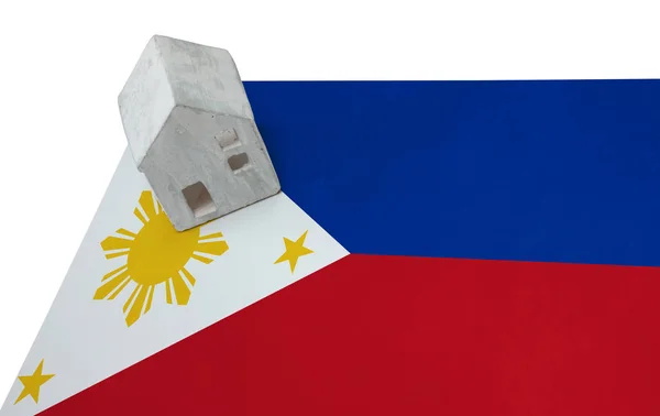 Pequeña casa en una bandera - Filipinas — Foto de Stock