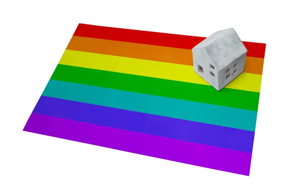 フラグ - 虹の旗上の小さな家 — ストック写真