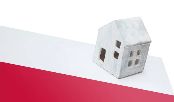Bir bayrak - Polonya üzerinde küçük ev — Stok fotoğraf