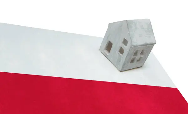 Маленький дом на флаге - Польша — стоковое фото