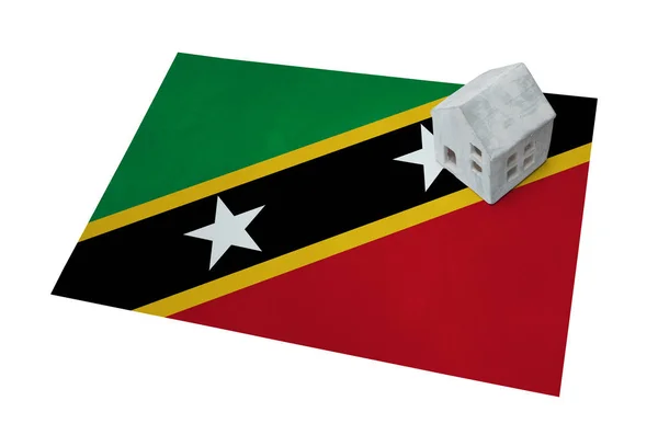 Pequena casa em uma bandeira - São Cristóvão e Nevis — Fotografia de Stock