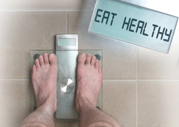 I piedi dell'uomo sulla bilancia di peso - Mangiare sano — Foto Stock