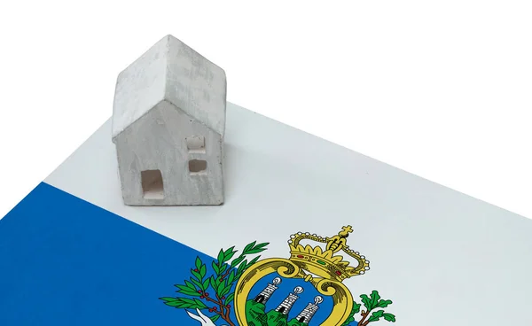 Pequena casa em uma bandeira - San Marino — Fotografia de Stock