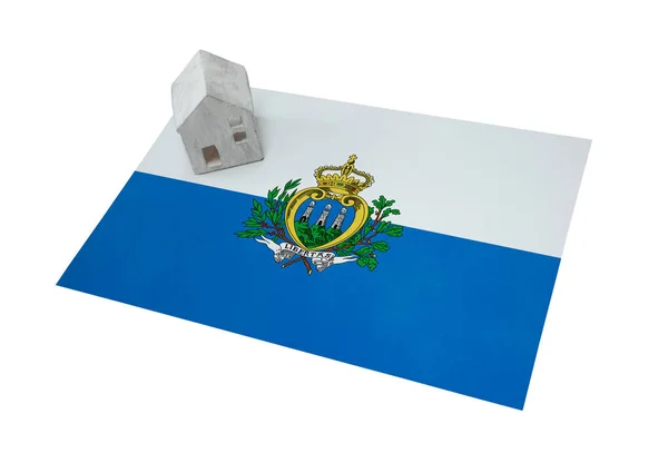 Petite maison sur un drapeau Saint-Marin — Photo