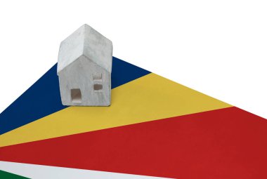Bir bayrak - Seyşel Adaları üzerinde küçük ev