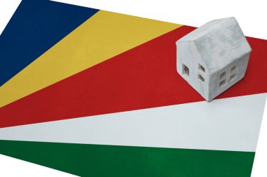 Bir bayrak - Seyşel Adaları üzerinde küçük ev